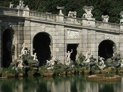 卡塞塔的18世纪花园皇宫凡韦特里水渠和圣莱乌西建筑群 18th Century Royal Palace at Caserta with the Park the Aqueduct of Vanvitelli and the San Leucio Complex 