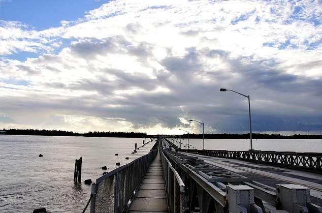 德默拉拉河大浮桥 Demerara Harbour Bridge 