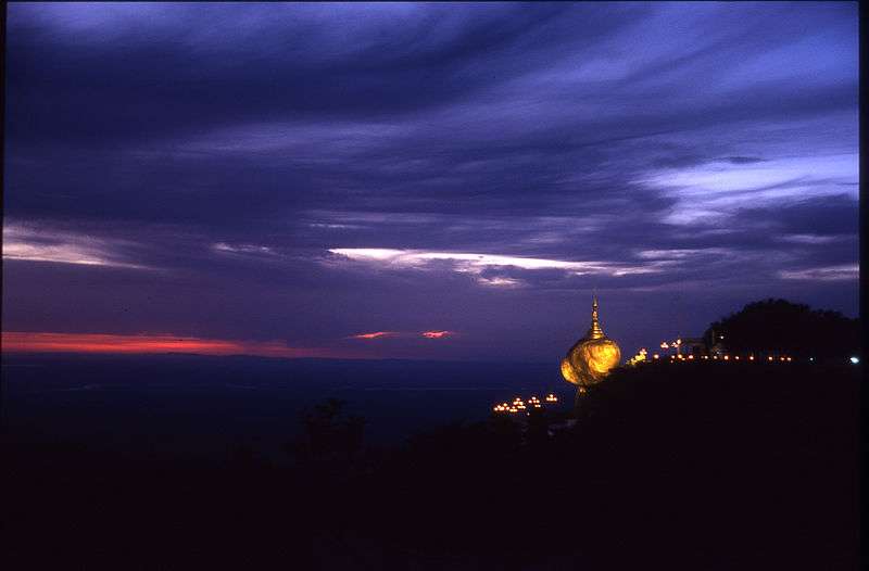 大金石 Kyaiktiyo Pagoda 