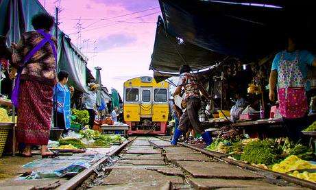 美功铁道市场 Maeklong Railway Market 