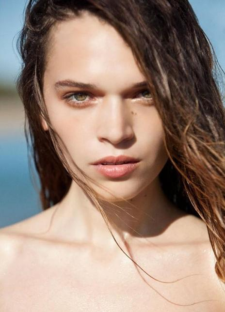 安娜·布雷维斯特 Anna Brewster 