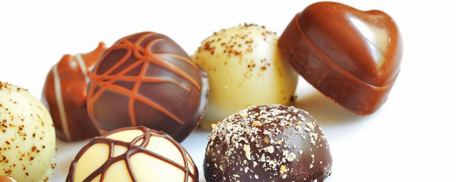 巧克力外面一层白色还能吃吗 可以吃外面有一层白色的巧克力吗