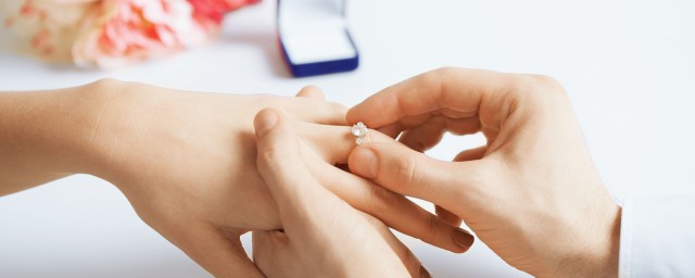 左手中指戴戒指啥意思 左手中指戴戒指的意思