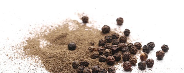 白胡椒和黑胡椒有什么区别和用途啊 白胡椒和黑胡椒有哪些区别和用途啊