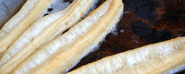 自己炸油条怎么炸又酥又好吃 油条的家常自制做法