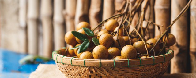 龙眼放几天表皮有白色东西 龙眼放多少天表皮有白色东西