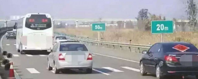 高速公路上和斑马线类似的白色平行线是干嘛用的 马路和高速路的白色平行线介绍