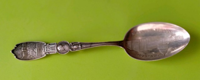 银勺子变黄后还能吃饭吗 银勺子变黄吃饭有害吗