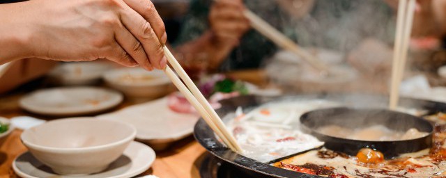 红油火锅通常比清汤火锅水开得更快这主要因为? 红油火锅为什么比清汤火锅水开得更快 红油火锅通常比清汤火锅水开得更快这主要因为? 红油火锅为什么比清汤火锅水开得更快