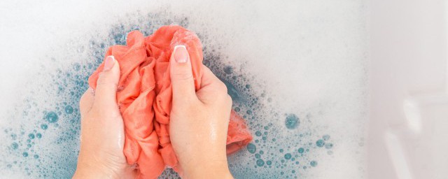 浅色牛仔裤染上别的颜色怎么办 浅色牛仔裤染上别的颜色咋办