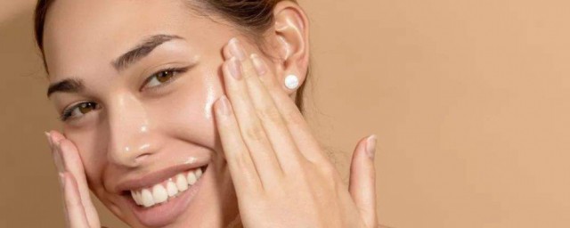 脸上涂乳液敷保鲜膜 脸上擦完乳液敷保鲜膜可以吗 脸上涂乳液敷保鲜膜 脸上擦完乳液敷保鲜膜可以吗