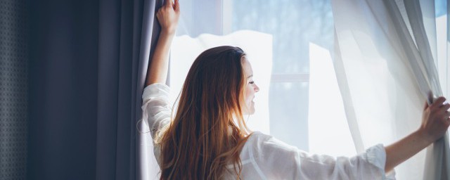 窗帘颜色怎么选比较好 如何选窗帘颜色