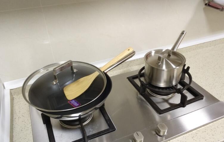 如何使用不粘锅炒菜 如何使用不粘锅炒菜