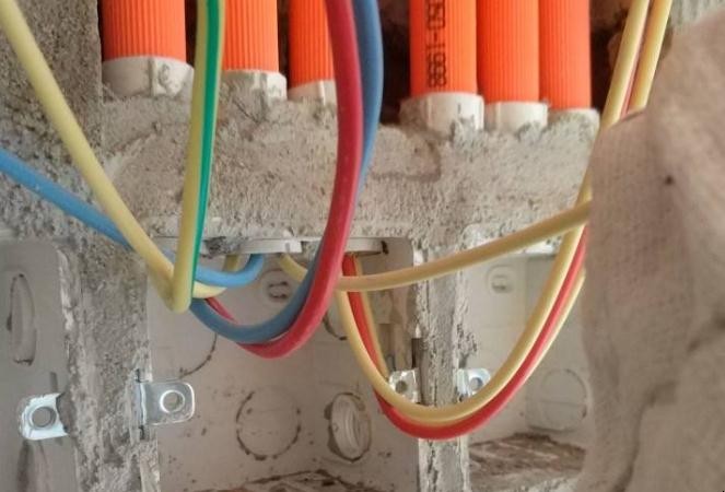 供电局给换进户线吗