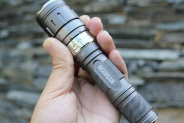 如何选购户外手电筒
