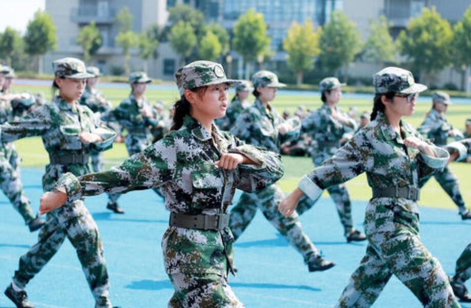 女生军训