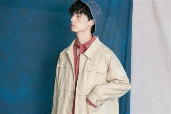 卡其色外套搭配