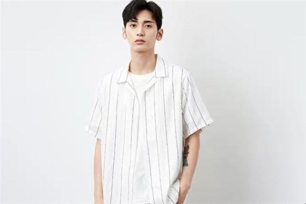 竖条纹衬衫流行什么颜色 竖条纹衬衫