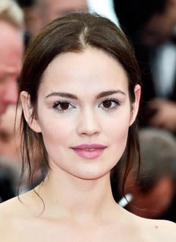 艾米利亚·舒勒 Emilia Schüle 