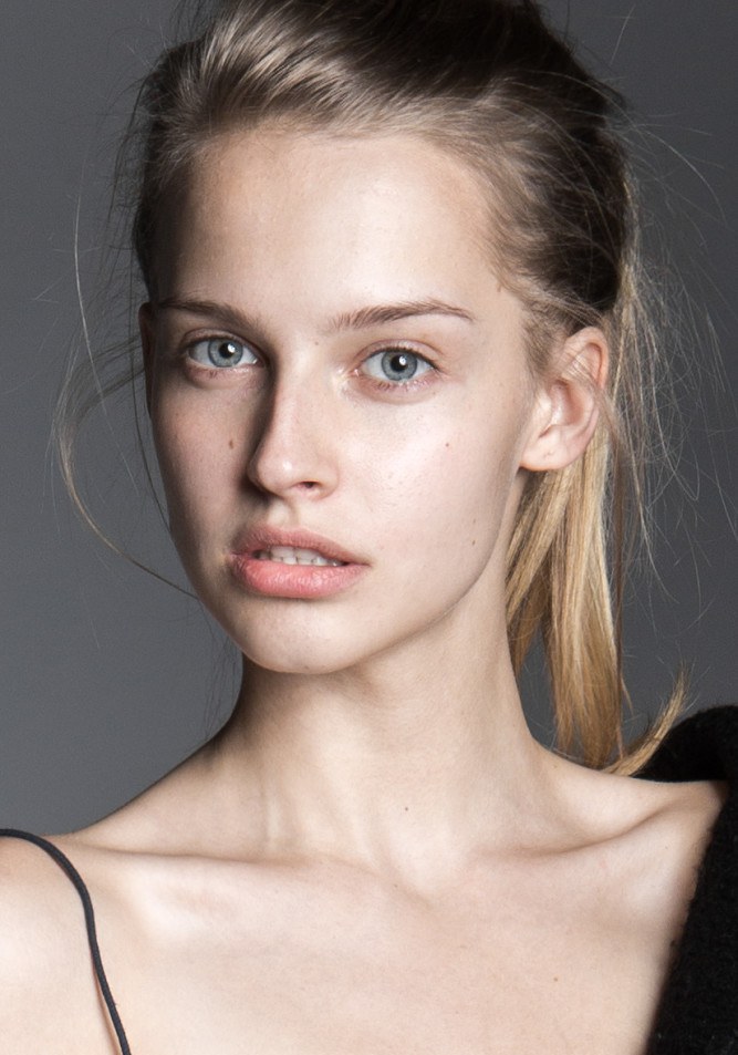 卡罗琳娜·皮萨雷克 Karolina Pisarek 