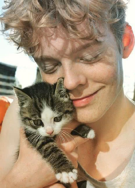 卢卡斯·林高·藤内森 Lucas Lynggaard Tønnesen 