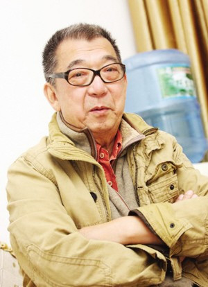 郭宝昌 宝爷 李保常 1972年 分配到广西电影制片厂工作 1980年 导演了刑侦电影《神女峰的迷雾》 受到关注 1982年 编导了剧情片《春兰秋菊》 1984年 调入深圳影业公司 1989年 自编自导了动作电影《联手警探》 影片获1989至1990年度广电部优秀影片奖 1991年 执导了历史剧集《淮阴侯韩信》 1994年 拍摄了戏曲电视剧《大老板程长庚》 该片获中宣部第四届五个一工程奖 1997年 执导了爱情历史剧《日落紫禁城》 2001年 编导的家族剧《大宅门》在中央电视台首播 并以17.74点的收视率夺得2001年央视年度收视冠军 2002年 自编自导了民国情感剧《宅门逆子》 2003年 编写并执导了现代都市电视剧《欲望的漩涡》 2006年 执导了民国传奇剧《酒巷深深》 2010年 拍摄了都市情感剧《寻找幸福的日子》 2012年 导演了战国传奇电视剧《虎符传奇》 2013年 执导了《大宅门》番外篇《大宅门1912》