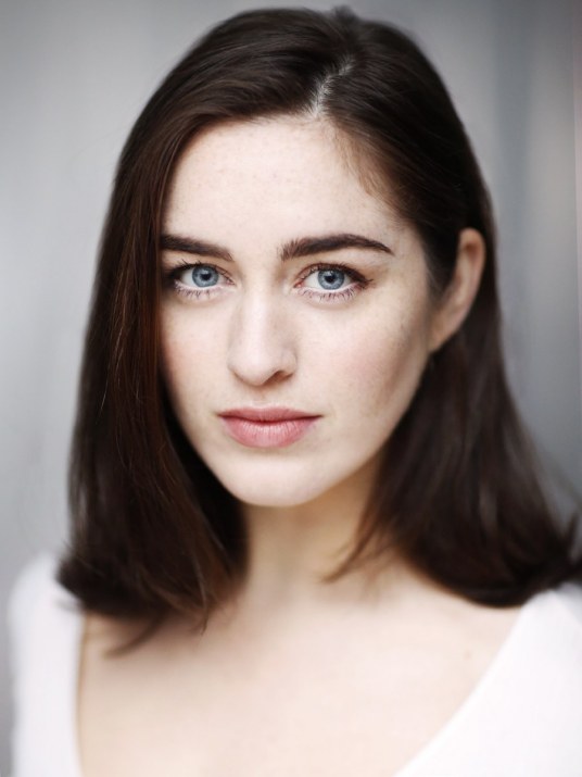 丹尼尔·嘉利甘 Danielle Galligan 丹尼尔·嘉利甘 Danielle Galligan