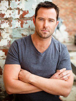 苏利文·斯坦普莱顿 Sullivan Stapleton 苏利文·斯坦普莱顿 Sullivan Stapleton