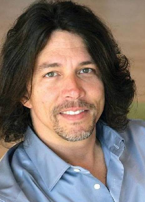 达伦·T·霍姆斯 Darren T. Holmes 