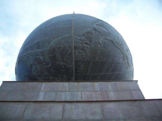 赤道纪念碑 Equatorial Monument