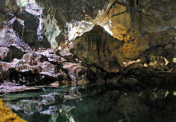 亨那格达南岩洞 Hinagdanan Cave