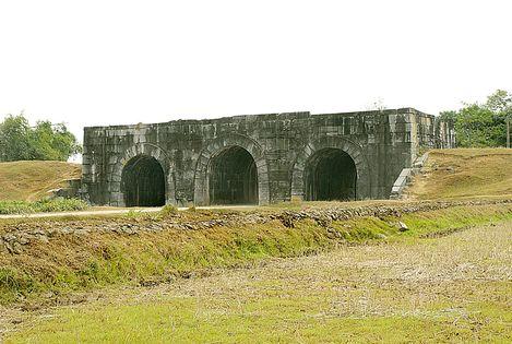 胡朝时期的城堡 Citadel of the Ho Dynasty