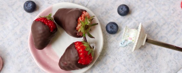 爱心草莓巧克力的家常做法 爱心草莓巧克力的家常做法介绍