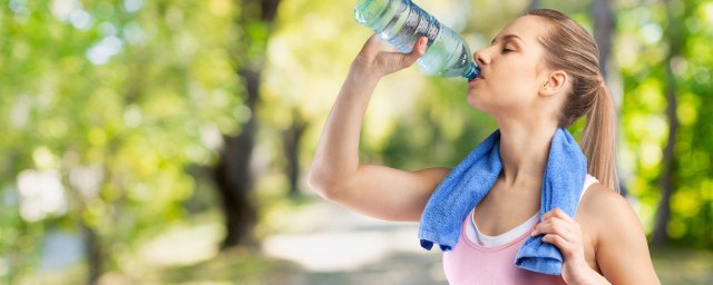 喝水会引起血压升高吗 喝水能不能导致血压升高