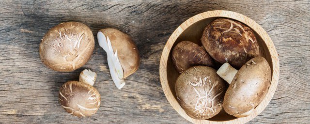 香菇冰箱放久了变黑还能吃吗 香菇在冰箱放久了变黑还能吃吗