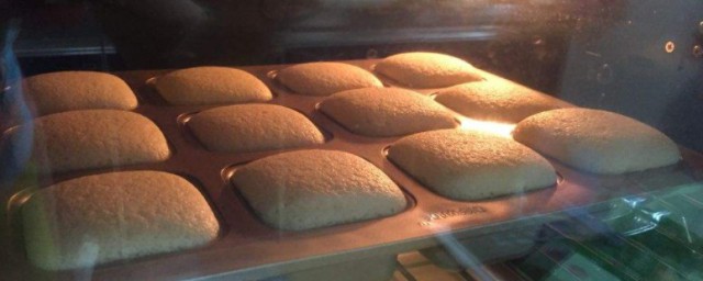 烤蛋糕能用锡纸垫底吗 烤蛋糕可以用锡纸垫底吗