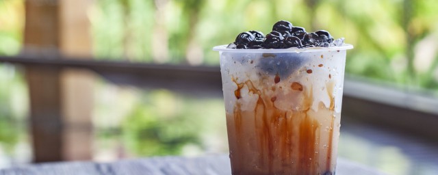 珍珠奶茶里面的珍珠是用什么做成的 珍珠奶茶的主要材料