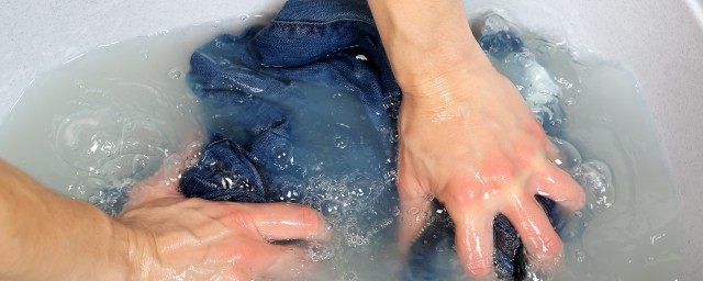 衣领汗渍发黄清洗窍门分享 衣领汗渍发黄如何清洗