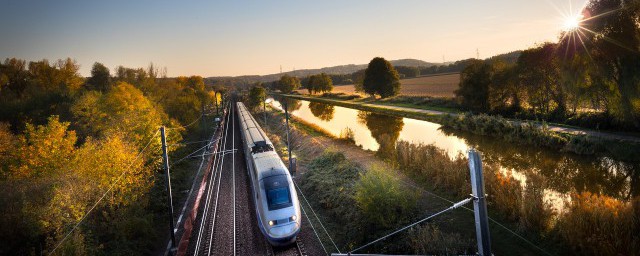 高铁速度这么快却不用安全带主要是因为? 高铁速度这么快不用安全带因为稳定性好对吗