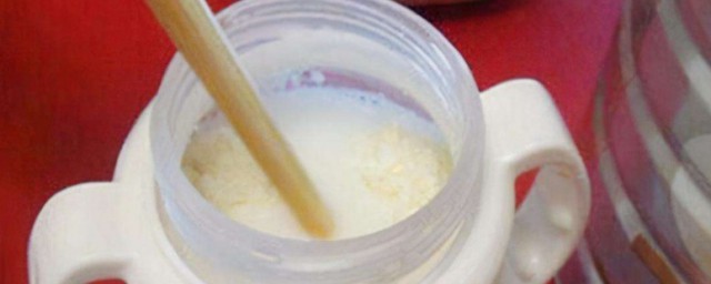 奶粉沖好后有豆腐渣一样沉淀 奶粉沖好后有豆腐渣一样沉淀的原因