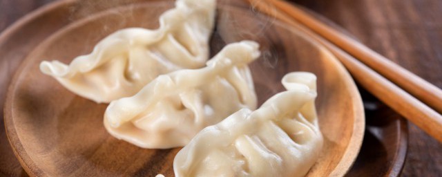 煮饺子用冷水下锅还是热水下锅 煮饺子怎么下锅 煮饺子用冷水下锅还是热水下锅 煮饺子怎么下锅