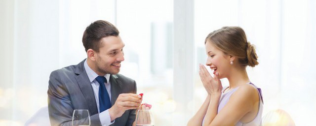 求婚戒指戴左手还是右手 求婚戒指怎么戴
