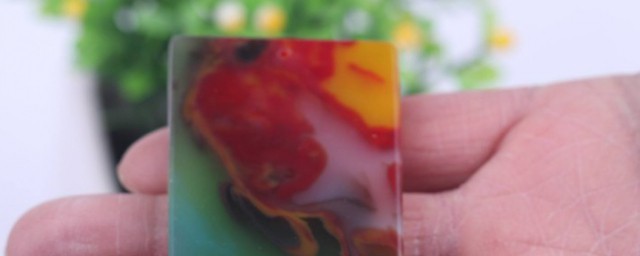 新疆七彩玉是天然的吗 新疆七彩玉是什么