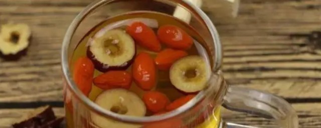 用保温杯泡枸杞营养都在水里所以枸杞可以扔掉这种做法 用保温杯泡枸杞扔掉枸杞对吗