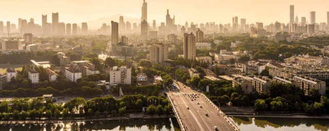 新娘子结婚不脱裤子打一城市名字是什么 新娘子结婚不脱裤子打一城市名字是啥