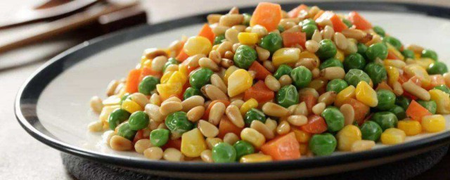 双椒炒松仁玉米的家常做法 双椒炒松仁玉米做法