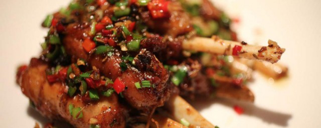 豆瓣酱烤猪寸骨的家常做法 豆瓣酱烤猪寸骨的家常做法介绍