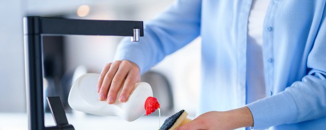 如何清除水桶里的绿苔 清除水桶里的绿苔的方法