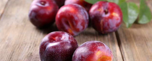 李子和鱼能一起吃吗 李子和鱼可以一起吃吗