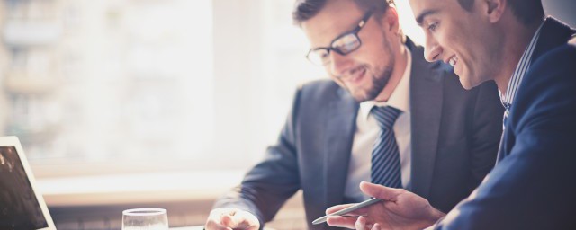 小明还在试用期他的工资不得低于劳动合同约定工资的 还在试用期期间的工资待遇